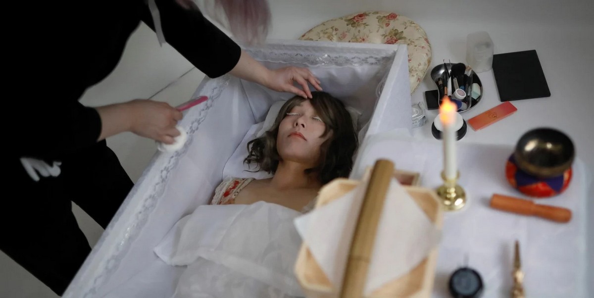 Японский художник устраивает похороны для секс-кукол