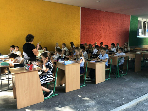 Сеть впечатлили фото школьных уроков под открытым небом в Днепре. ФОТО