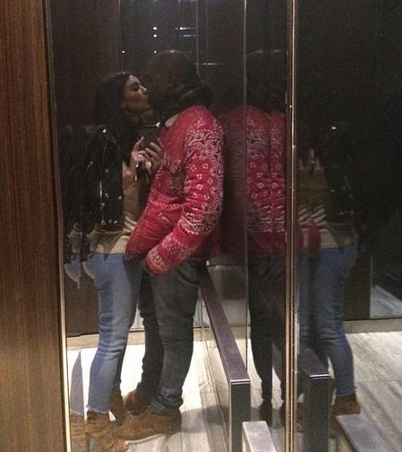 Ким Кардашьян поделилась откровенным снимком из лифта 