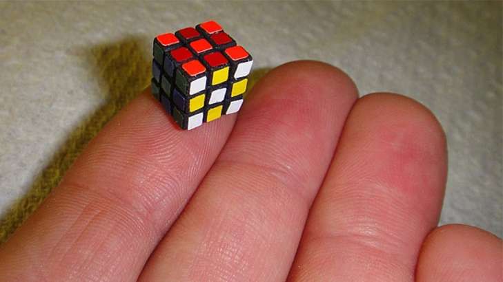 Самый маленький в мире кубик Рубика продемонстрировали в Японии. ФОТО
