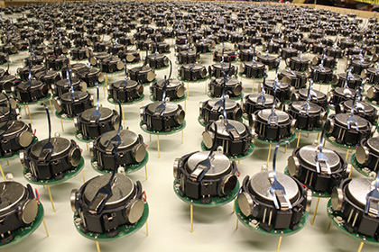 Группа из тысячи роботов научилась выстраиваться в сложные фигуры