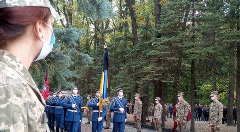 В Харькове прощаются с одним из курсантов, погибшим в авиакатастрофе под Чугуевом. Фото