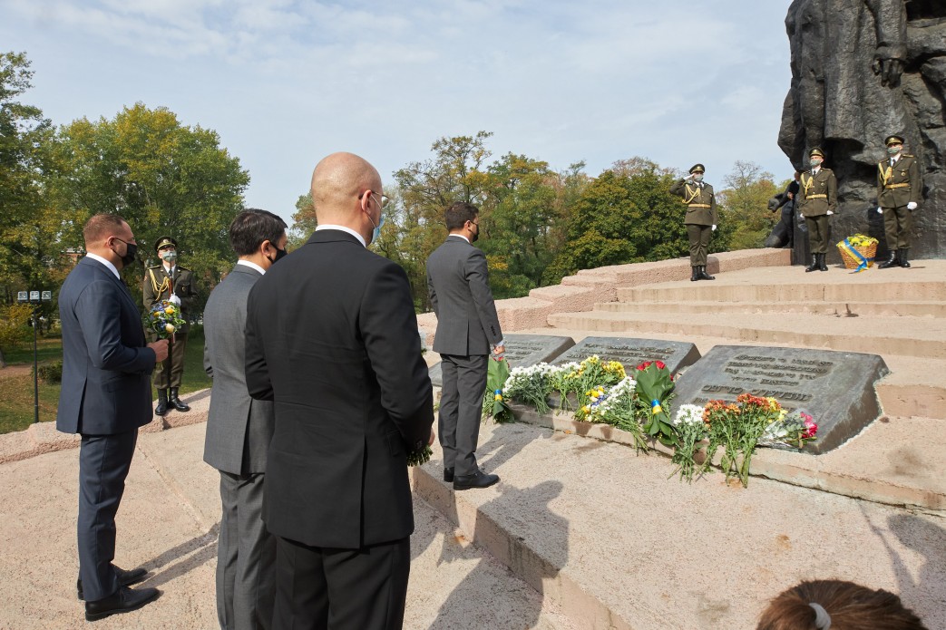 Уничтожены тысячи судеб: Зеленский почтил память жертв расстрела в Бабьем Яру. ФОТО