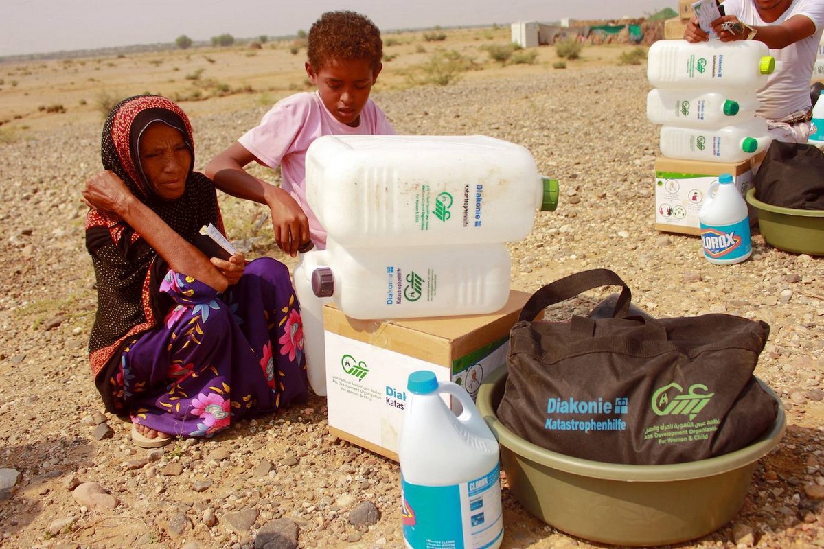 В Йемене люди проделывают многокилометровый путь, чтобы набрать питьевой воды