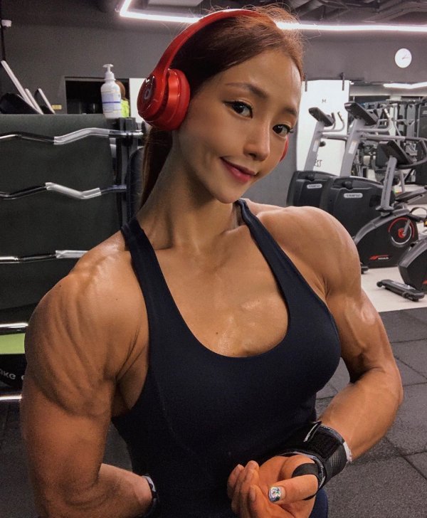 Спортивная кореянка Ли Джин Со с милым личиком и пугающим телом