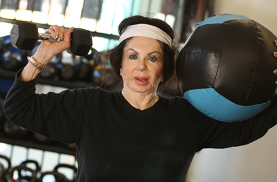 92-летняя мама Сильвестра Сталлоне увлеклась тяжелой атлетикой