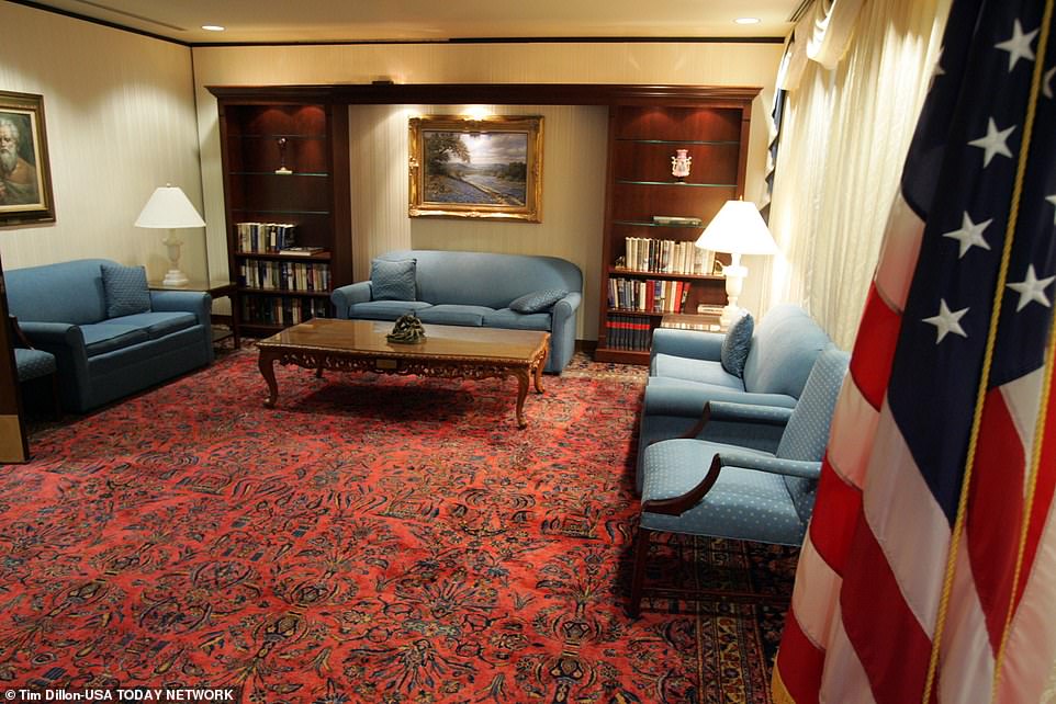 В сети показали, как выглядит палата Трампа, в которой 6 комнат. Фото