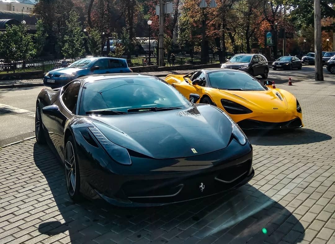 В Киеве на парковке заметили роскошные суперкары - стоят миллион долларов. ФОТО