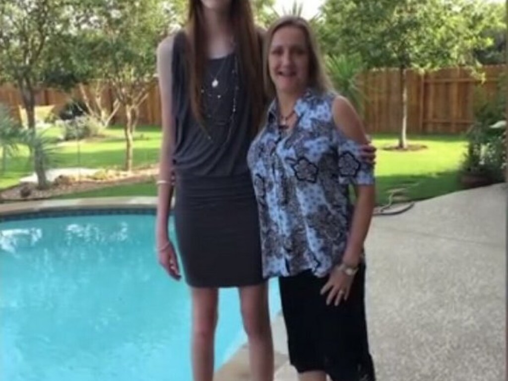 17 летняя девушка с самыми длинными в мире ногами вошла в Книгу 