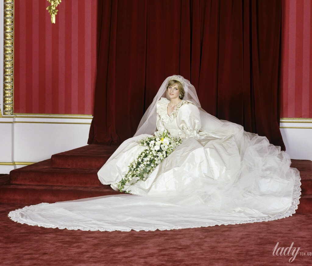 Костюмеры Netflix воссоздали свадебное платье принцессы Дианы: 100 метров кружев, 95 метров ткани. ФОТО