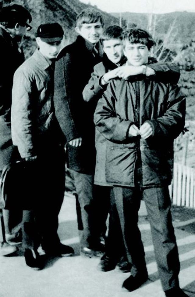 Школьник Вова Путин, Мерлин Монро за фабричным станком - редкие фото знаменитостей