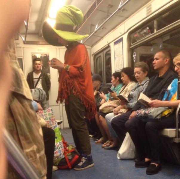 В метро можно встретить очень странных пассажиров: курьезные фото