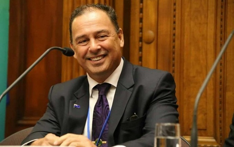 Недоверчивый премьер-министр Островов Кука стал главой сразу 17 министерств