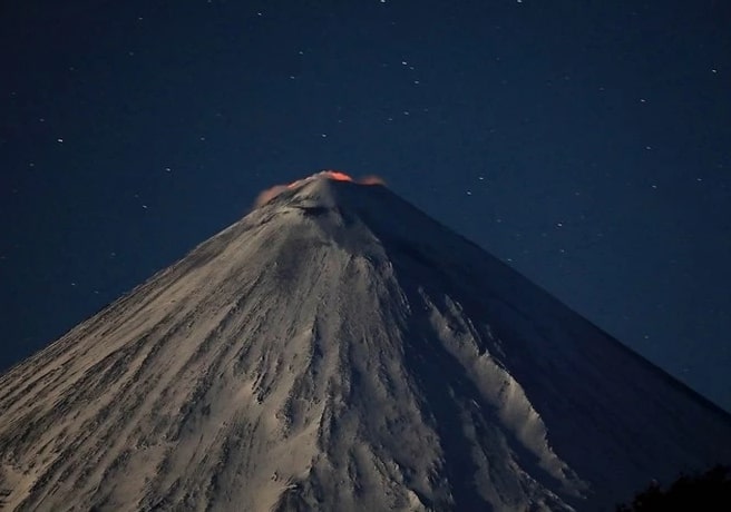 Потоки лавы: на Камчатке началось извержение вулкана. Фото