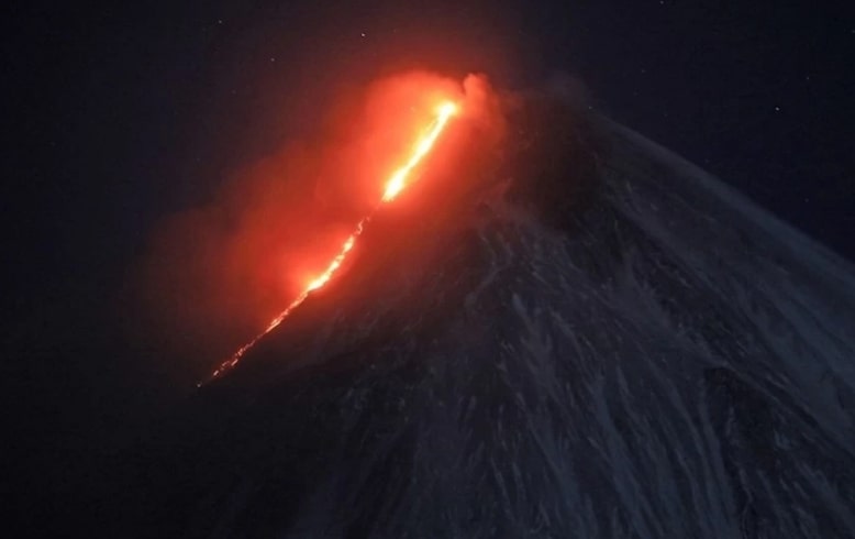 Потоки лавы: на Камчатке началось извержение вулкана. Фото