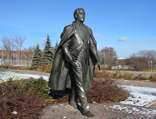  Памятник Иосифу Кобзону в Донецке