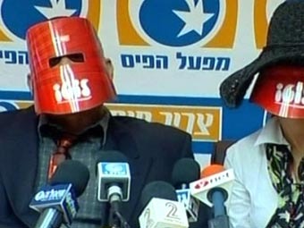 В Израиле сорвавшие джекпот супруги пришли получать приз в масках