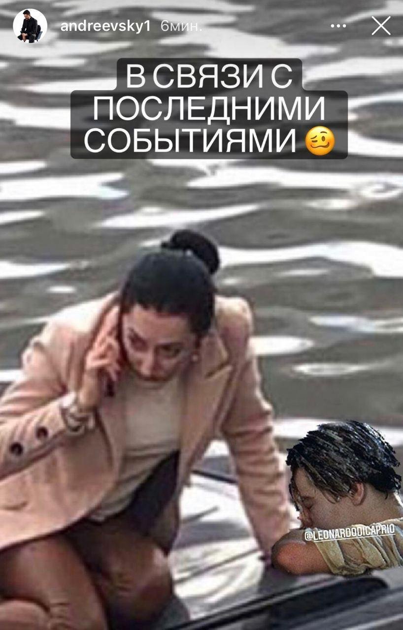 \"2020-й, жги\": фото девушки на крыше затопленного автомобиля в Харькове разлетелось на мемы. ФОТО