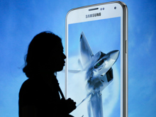 Смартфон Samsung принял участие в акции Ice Bucket Challenge и бросил вызов конкурентам