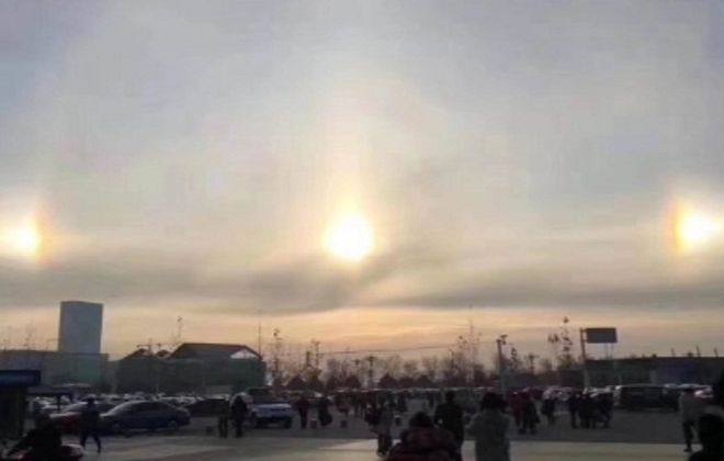 Жители Китая зафиксировали в небе «тройное солнце». ФОТО