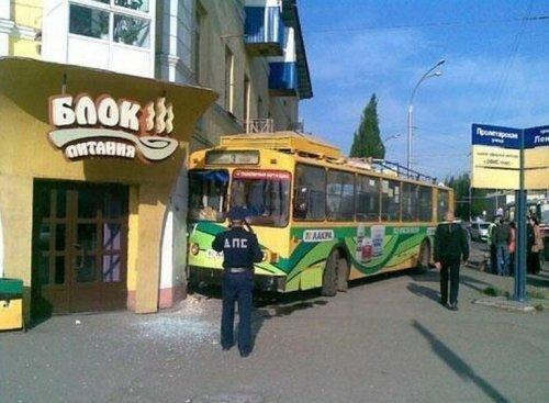 Подборка курьезных и необычных аварий (ФОТО)