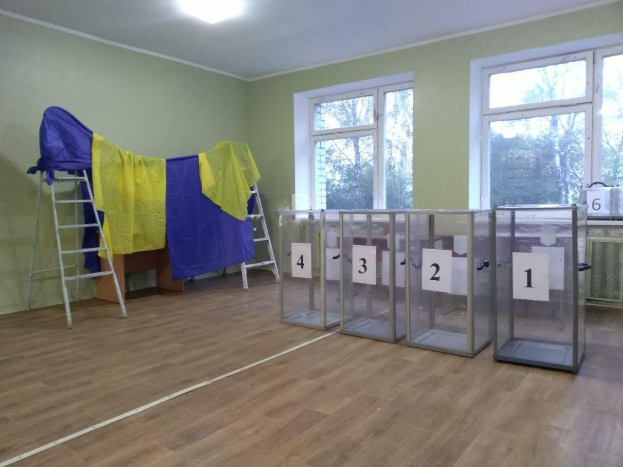 Антиковидная кабинка и голосование под стремянками: лучшие курьезы на местных выборах. ФОТО