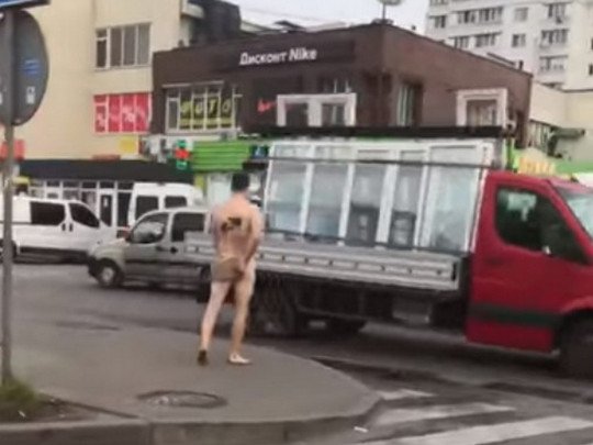 \"А че без маски?\": сеть развеселил голый мужчина возле станции метро в Киеве. ФОТО