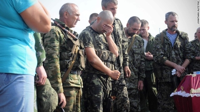 Как хоронят боевиков на Донбассе. Фоторепортаж CNN