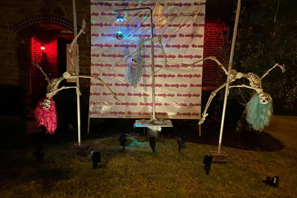 Фанатка Хэллоуина превратила лужайку перед домом в ночной клуб для скелетов