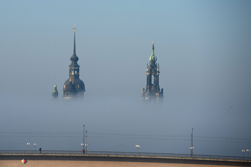Необычное зрелище — города в облаках и тумане