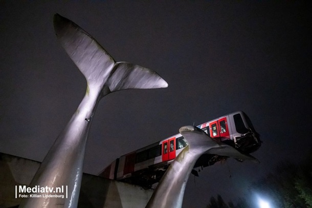 Скульптура спасла поезд метро от падения в воду. ФОТО