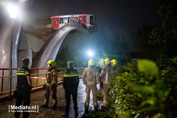 Скульптура спасла поезд метро от падения в воду. ФОТО