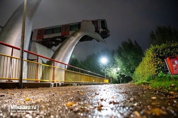 Скульптура спасла поезд метро от падения в воду. ФОТО