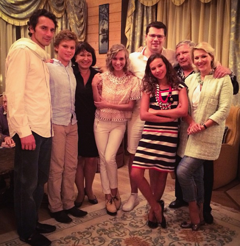 Кристина Асмус опубликовала фото с семьей Гарика Харламова