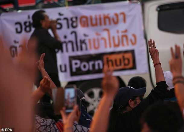 В Таиланде вышли на протест из-за запрета PornHub. ФОТО