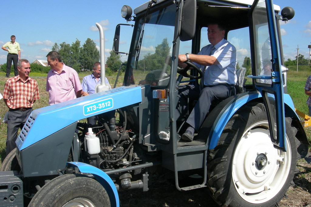 ХТЗ представил в Сорочинцах новый трактор с двигателем водяного охлаждения