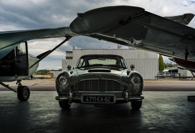 Копию автомобиля Джеймса Бонда Aston Martin DB5 продали на аукционе