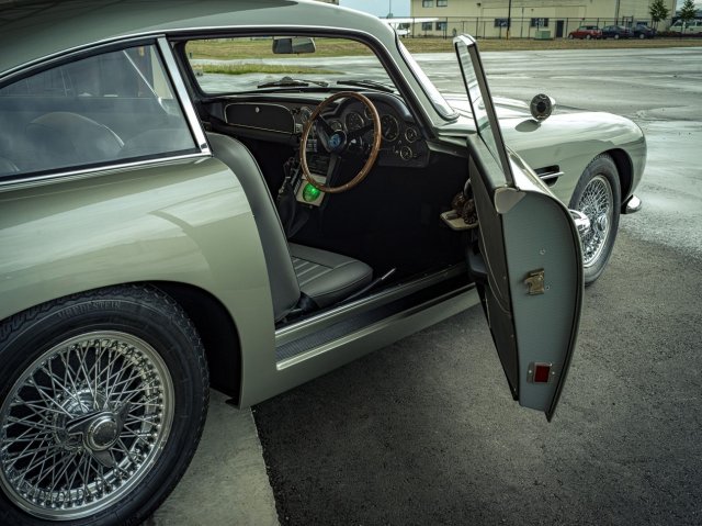 Копию автомобиля Джеймса Бонда Aston Martin DB5 продали на аукционе