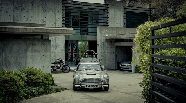 Копию автомобиля Джеймса Бонда Aston Martin DB5 продали на аукционе