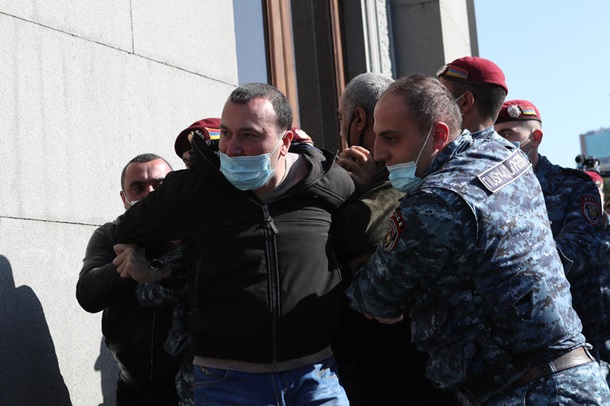 В Ереване проходят массовые задержания активистов. ФОТО