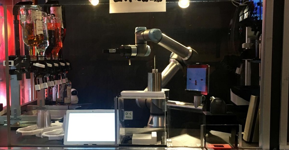 В японском пабе тестируют робота-бармена. ФОТО