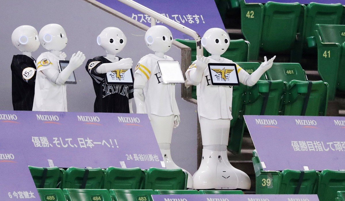 Роботы помогают людям на снимках из разных стран