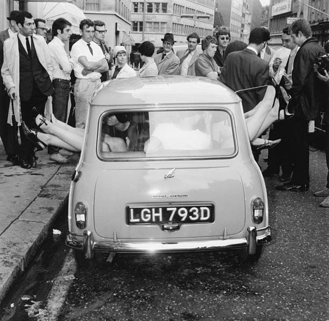 В 1966 году в автомобиле Mini поместились 15 британок