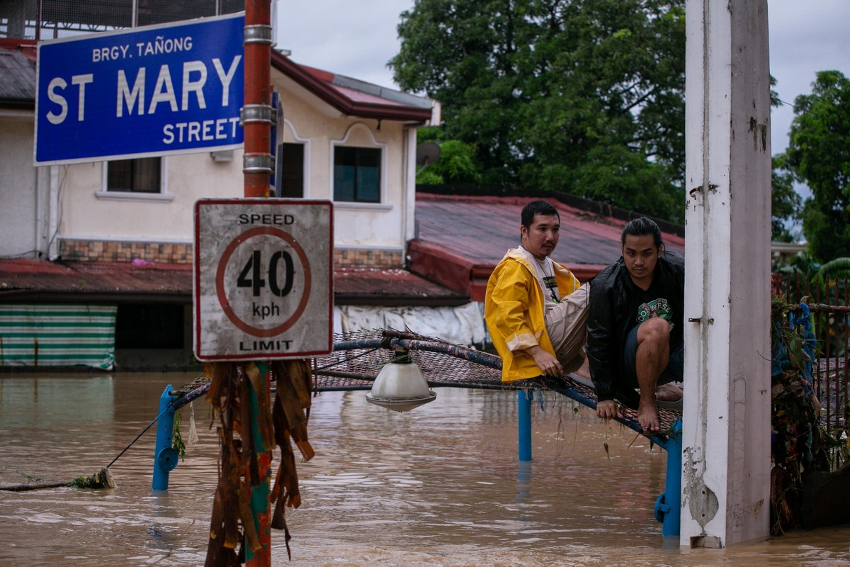 Последствия мощного тайфуна Vamco на Филиппинах