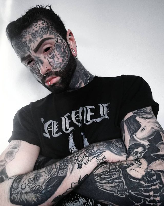 Татуировщик Филипп Ройер, превративший себя в гламурного вампира