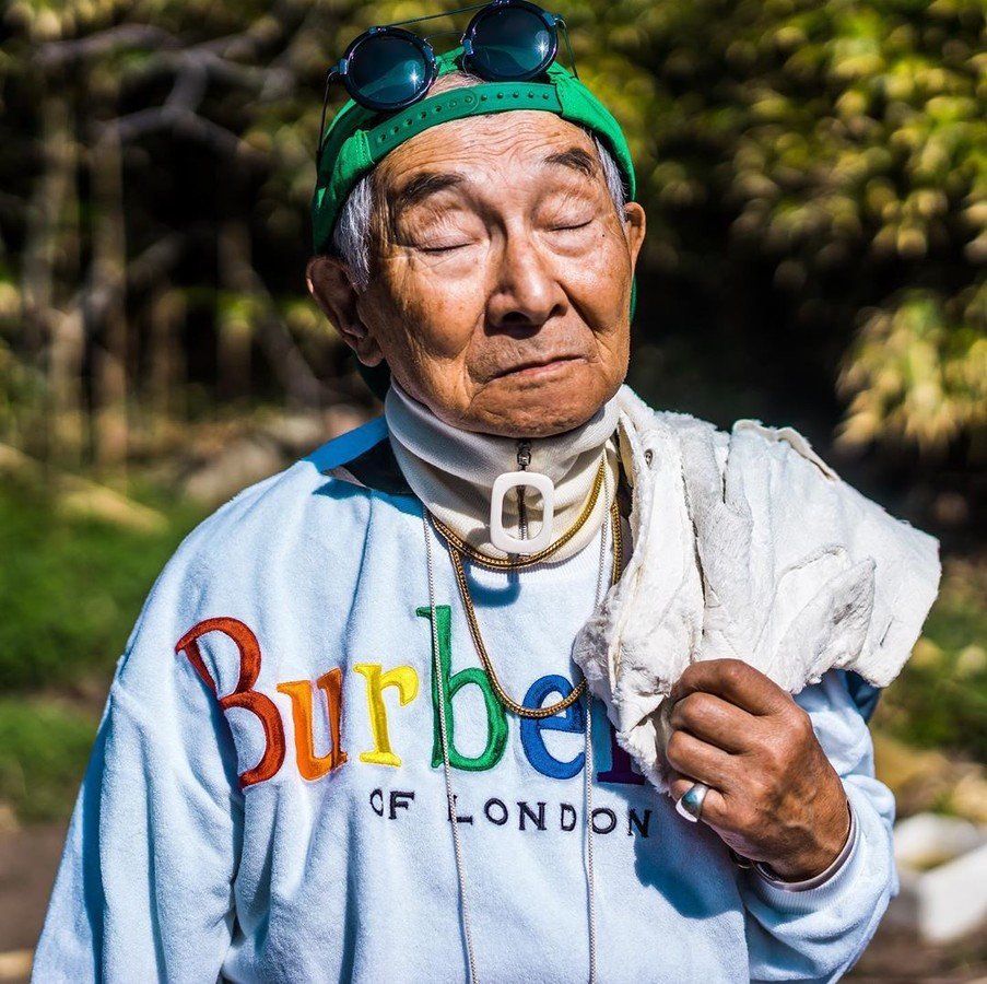 85-летний дедуля одолжил вещи внука и стал звездой в Instagram. ФОТО