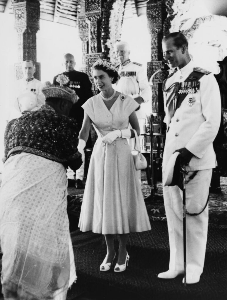 Елизавета II и принц Филипп отмечают 73-ю годовщину свадьбы: лучшие снимки пары. Фото
