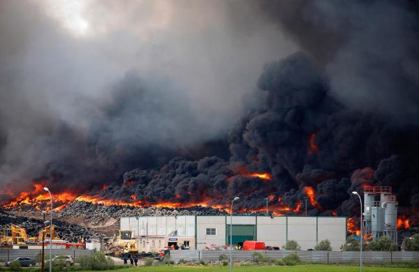 Большой пожар: как горела крупнейшая свалка автопокрышек в Европе (ФОТО)
