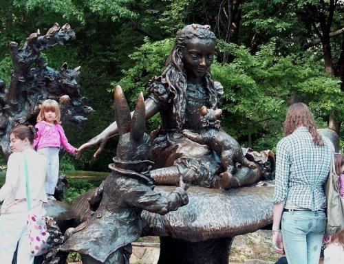 ТОП-10 самых необычных статуй знаменитостей (ФОТО)