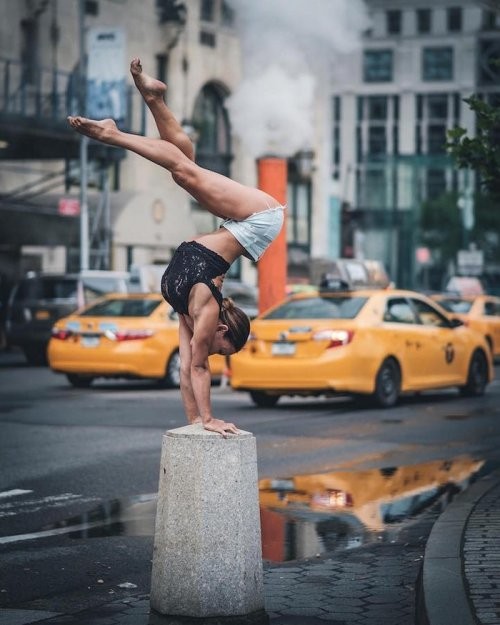 Танцоры на улицах Нью-Йорка в фотографиях Омара Роблеса